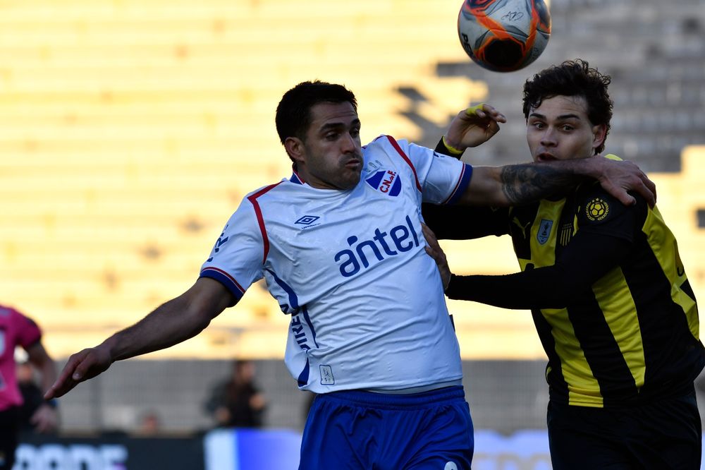 Maximiliano Gómez de Nacional ante Nahuel Herrera de Peñarol por el Torneo Clausura