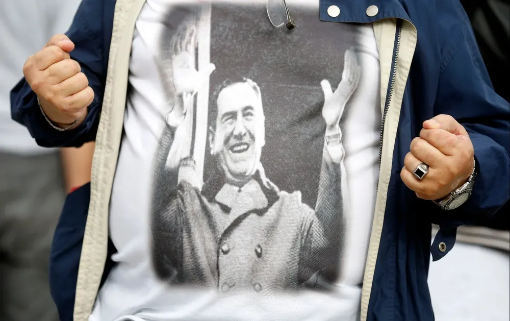 Un manifestante antigubernamental en Buenos Aires lleva una camiseta con la imagen de Juan Domingo Perón