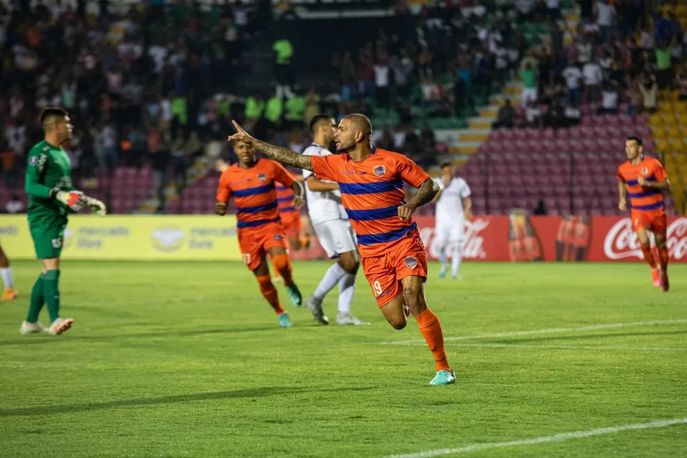 Antonio Romero festeja el 1-0 para Puerto Cabello ante Defensor Sporting