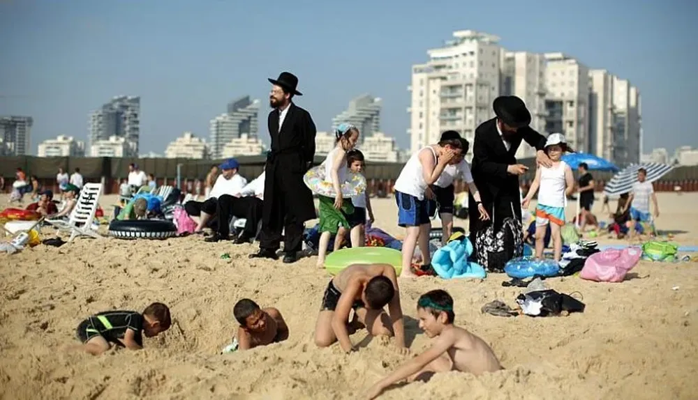 Israelíes disfrutan de la playa gracias a la tregua pactada con Hamas