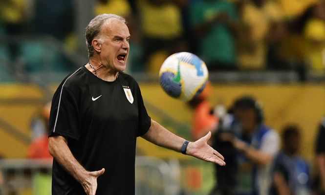 Marcelo Bielsa, técnico de la selección de Uruguay en el partido ante Brasil por Eliminatorias