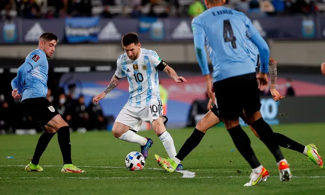 Messi entre Valverde y Araujo