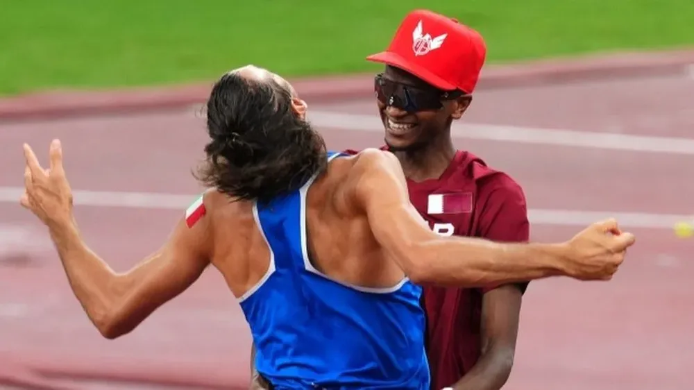 Mutaz Barshim y Gianmarco Tamberi (izquierda) celebran el triunfo.