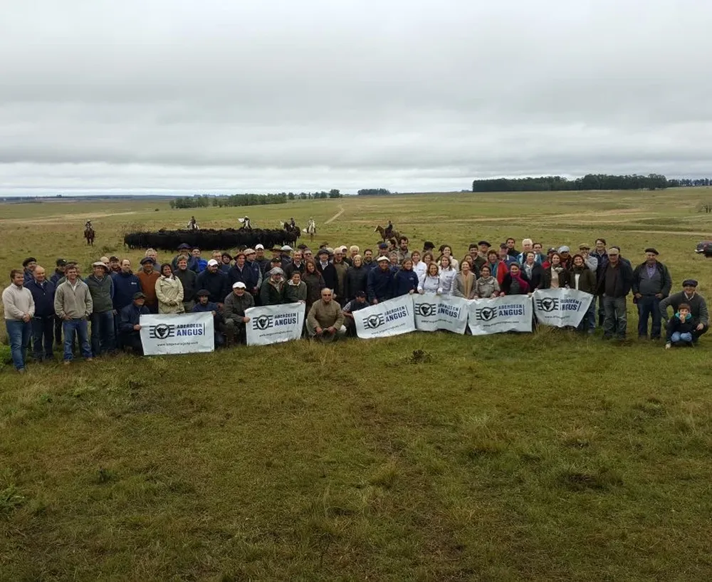 Tras la recorrida por El Ombú, los participantes de la Gira Angus se tomaron la tradicional foto grupal