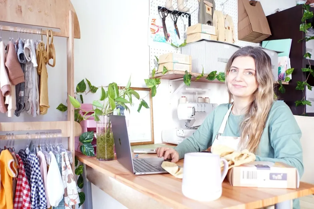 Valentina Baptista es la mente y las manos detrás de Humi, un emprendimiento de ropa de bebé.