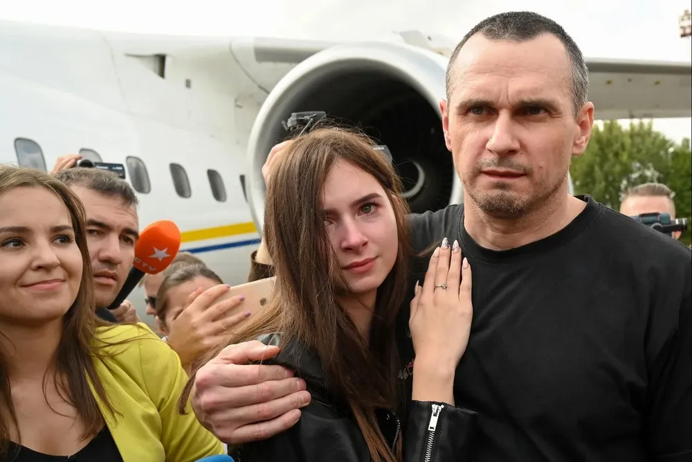 El director de cine ucraniano Oleg Sentsov (R) abraza a su hija Alina Sentsova