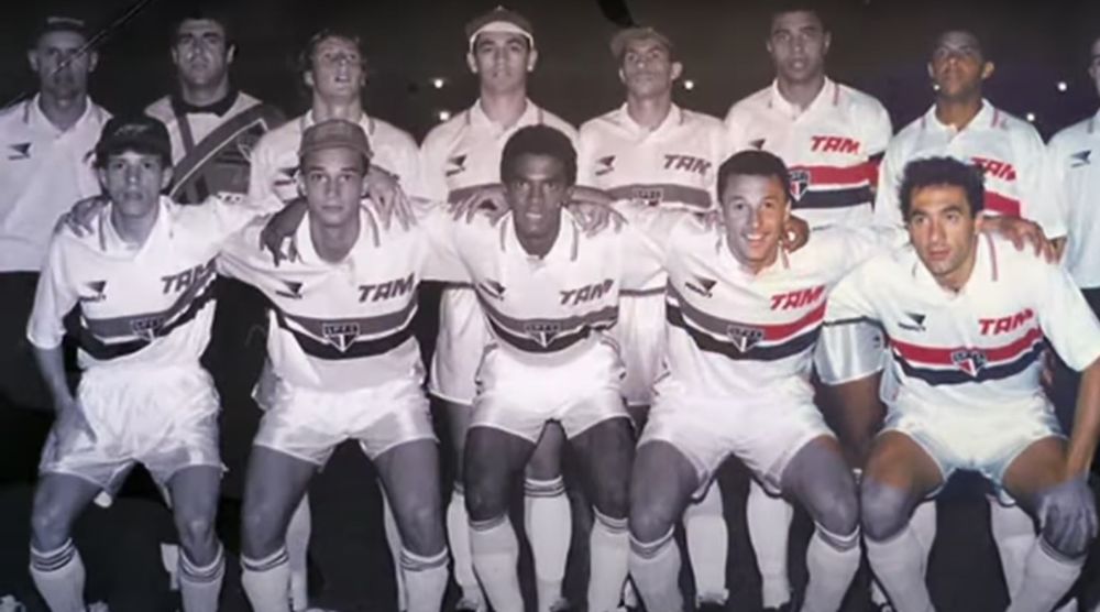 Gustavo Matosas con Sao Paulo; aparece como último entre los de abajo