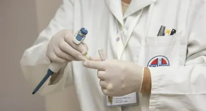 un chip le permite a una mujer con ela comunicarse