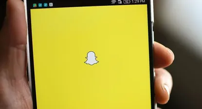 Acciones de Snapchat cayeron por debajo de su valor de debut en la Bolsa