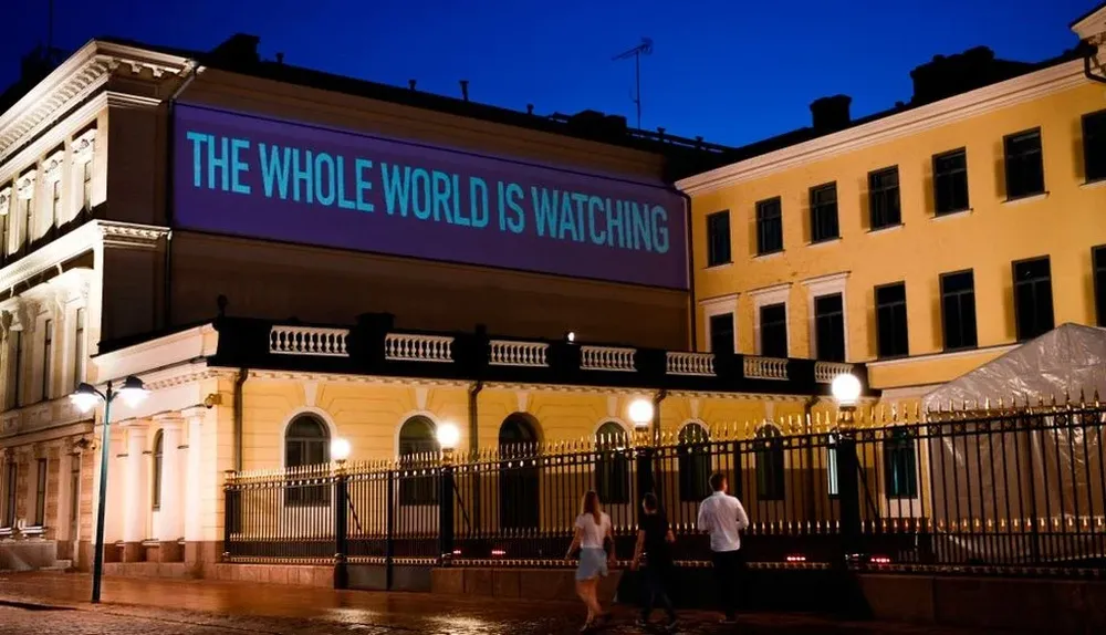 nullEl mundo entero está mirandonull, se podía leer en un mensaje previo a la cumbre proyectado en la fachada del palacio presidencial en Helsinki.