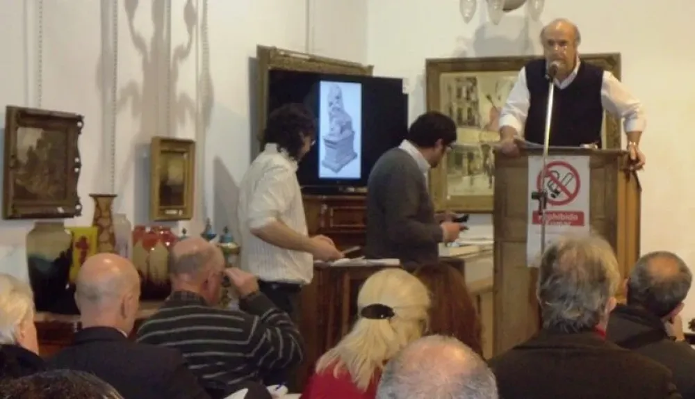 Héctor Bavastro rematando uno de los lotes