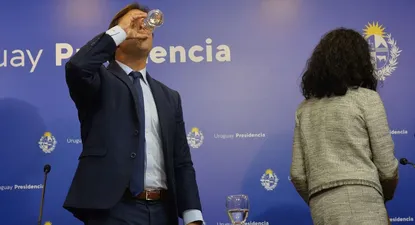 Lacalle Pou tomando agua durante una rueda de prensa