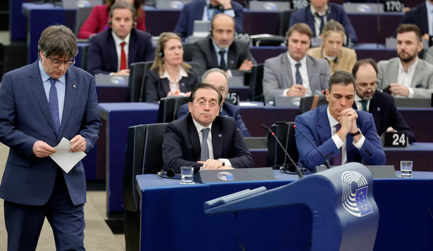 Carles Puigdemont, José Manuel Albares y Pedro Sánchez