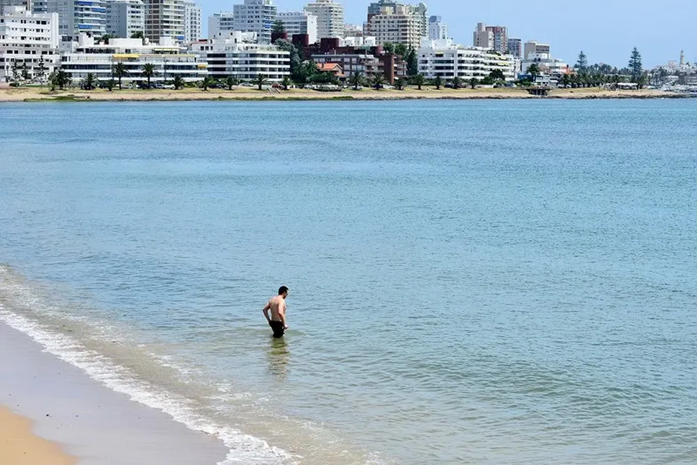 En Punta los turistas andan con cuidado en el agua