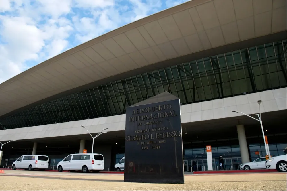 Fachada del Aeropuerto de Carrasco.