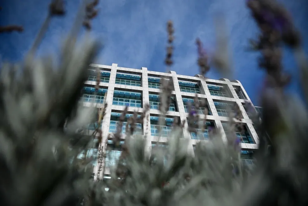 Parte de la fachada de la Torre Ejecutiva, desde la Plaza Independencia (Montevideo)