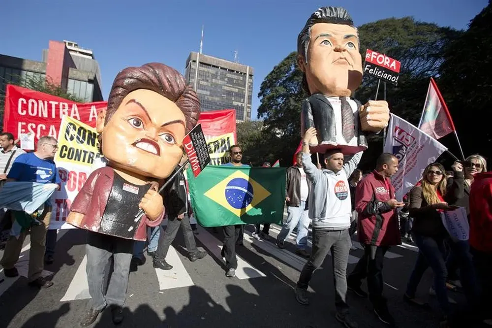 Brasil- Dos manifestantes disfrazados de la presidenta brasilera, Dilma Rousseff, y del diputado brasileño Marcos Feliciano