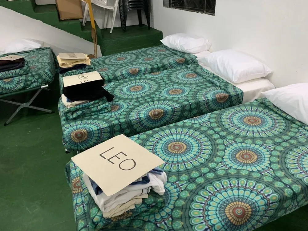 Las camas tenían los nombres de las personas que dormirían en el parador