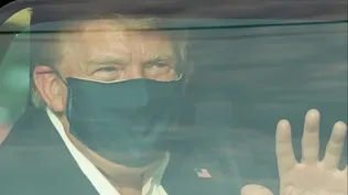 El presidente de Estados Unidos, Donald Trump, salió a saludar a simpatizantes que lo esperaban fuera del hospital donde estaba internado por coronavirus