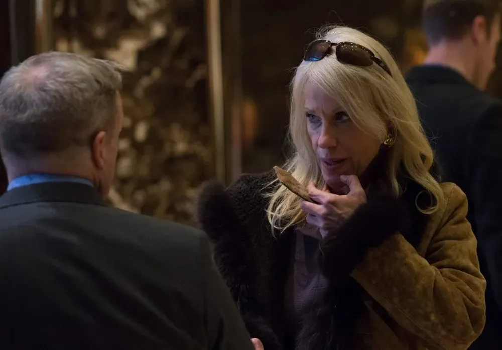 Sean Spicer y Kellyanne Conway conversan en el lobby de la torre Trump de Nueva York, el pasado 10 de enero.