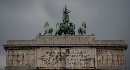 Cielo nublado sobre el Arco de la Victoria en Moncloa.