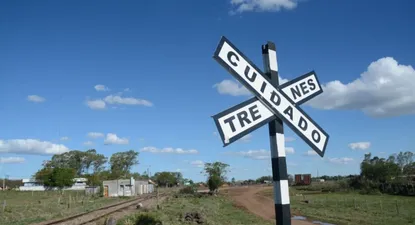 La vía de AFE en el “medio de la nada” y la búsqueda de fondos para terminarla