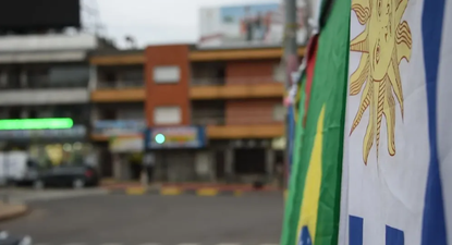 Banderas de Uruguay y Brasil, frontera. 