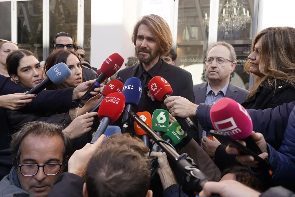 Manuel Velasco en la capilla ardiente de su madre, Concha Velasco en el Teatro de La Latina a 02 de Diciembre de 2023 en Madrid (España).