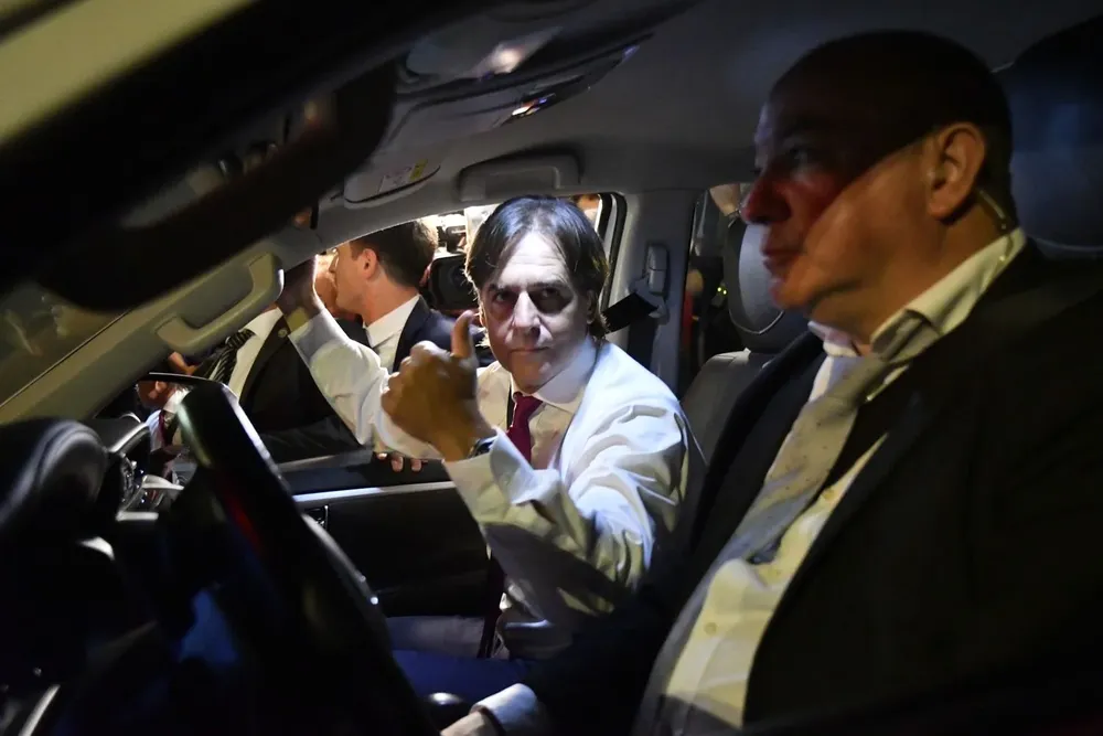 Lacalle Pou a la salida de su discurso ante el Parlamento