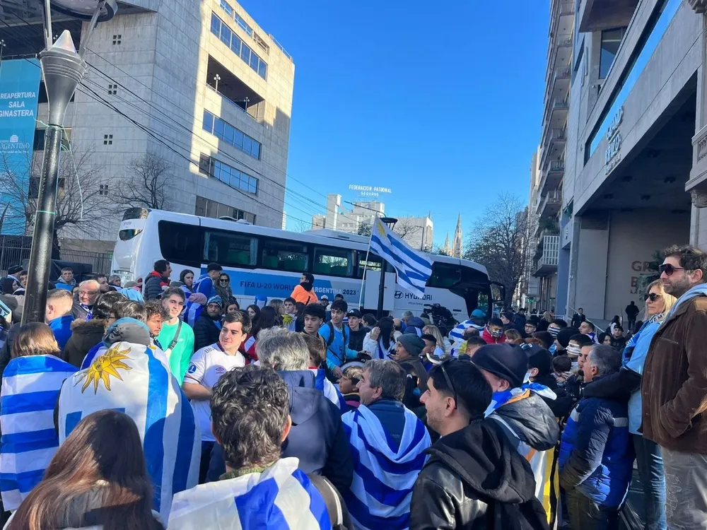 Banderazo celeste en la puerta del hotel de la selección sub 20