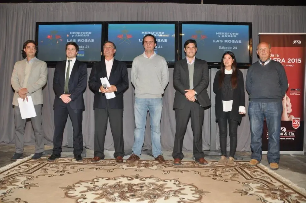 Integrantes de Zambrano & Cía y de banco Itaú con Javier Echeverría de Las Rosas