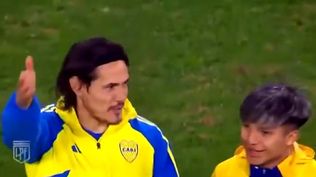 Edinson Cavani y el alcanzapelotas de Boca Juniors Bautista Ferreyra