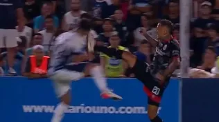 Jonathan Candia recién había ingresado en Barracas Central y fue expulsado por este patadón