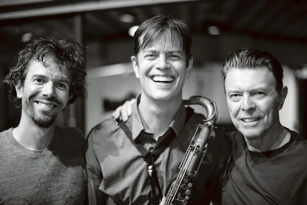 Donny McCaslin, en el centro de la foto junto a Bowie