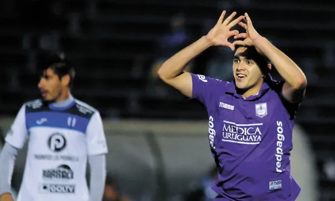 Maxi Gómez celebra y Enzo Pérez lo sufre; volvió Defensor con todo