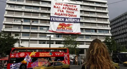 Europa le tira un nuevo salvavidas a Grecia