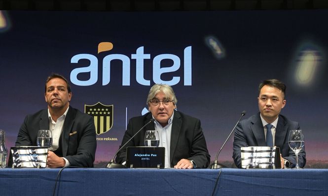 Autoridades de Antel e Ignacio Ruglio en el acto de presentación de que Peñarol tenga en el Campeón del Siglo, el primer estadio con 5G