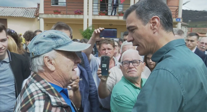 El presidente de Gobierno, Pedro Sánchez y el reclamo de un grupo de pensionistas.