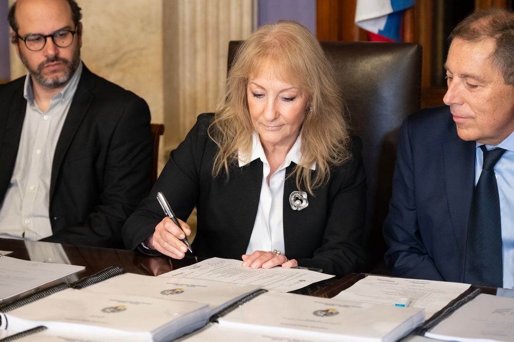 Gabriel Oddone entrega el Presupuesto en el Parlamento recibido por Carolina Cosse