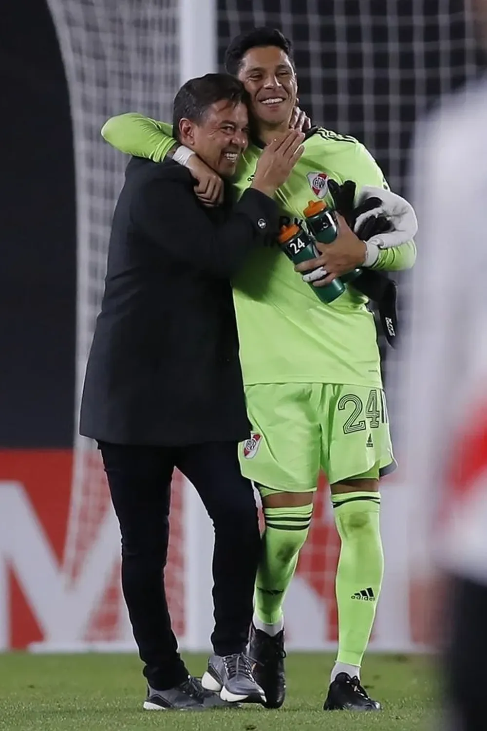 El abrazo final de Gallardo y Enzo Pérez