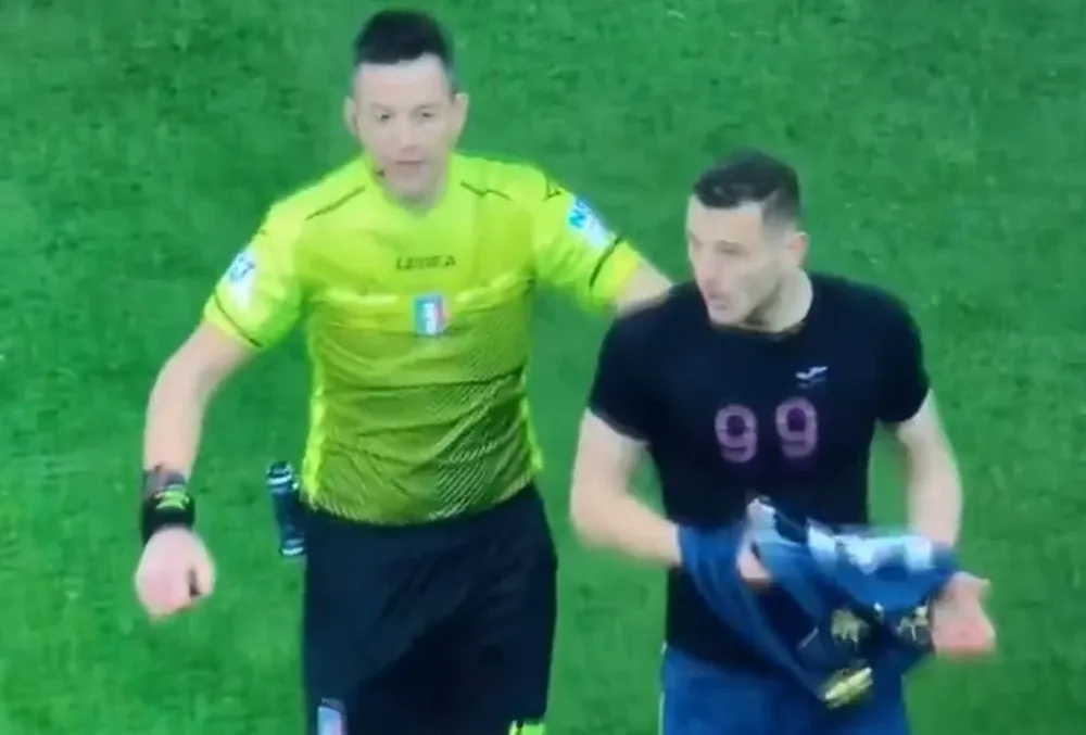 Alessandro Buongiorno sale de la cancha pero el árbitro no le mostró su quinta amarilla como él pretendía