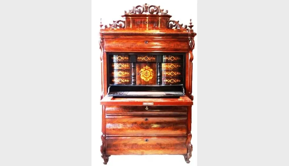 Un secretaire Victoriano en caoba con fina marqueterie floral
