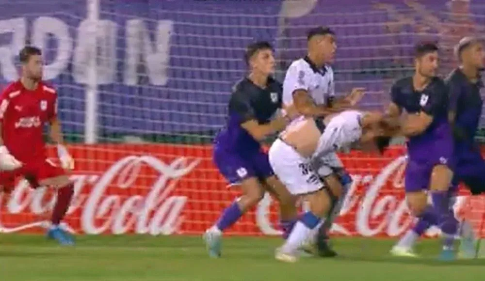 Rodrigo Pérez de Defensor Sporting, toma de la cabeza a Matías Zunino de Liverpool y lo tira en el área