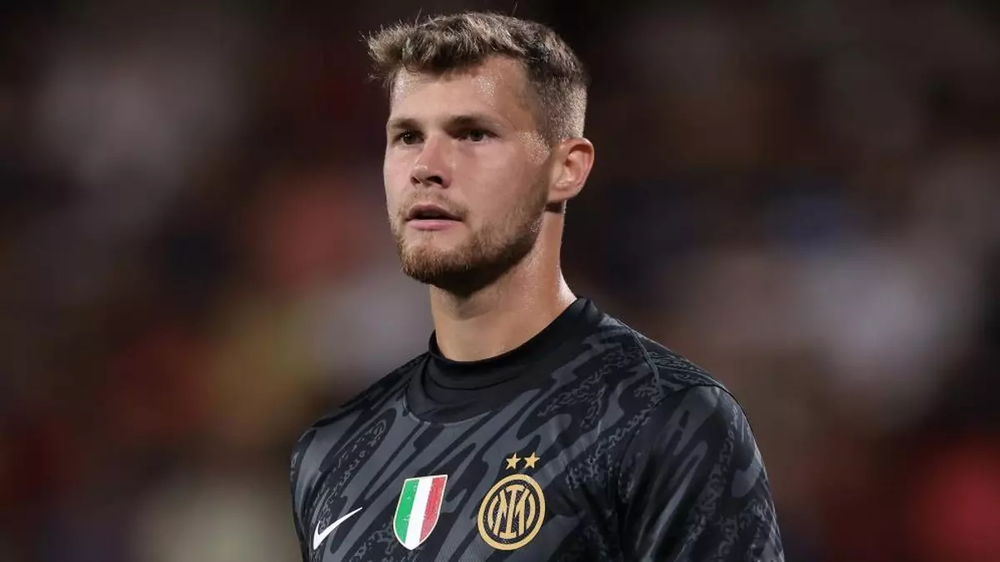 El portero español Josep Martínez atropella mortalmente a un anciano en silla de ruedas.