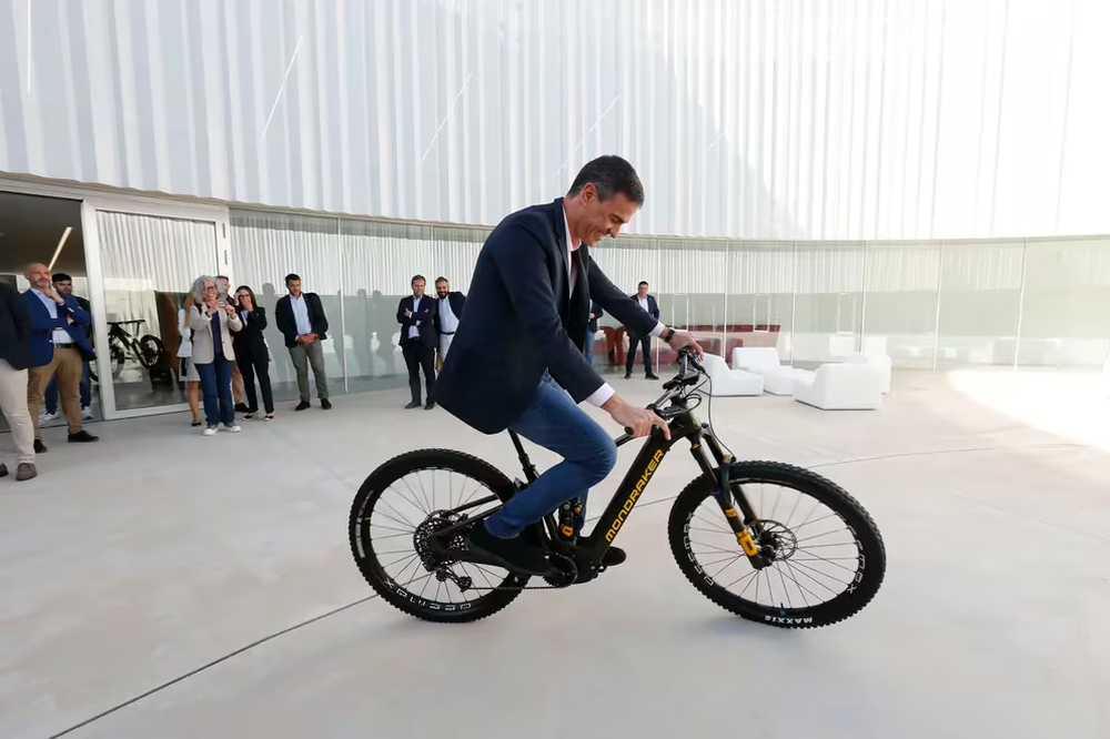 Pedro Sánchez, durante una visita a las instalaciones de una fábrica de bicicletas.