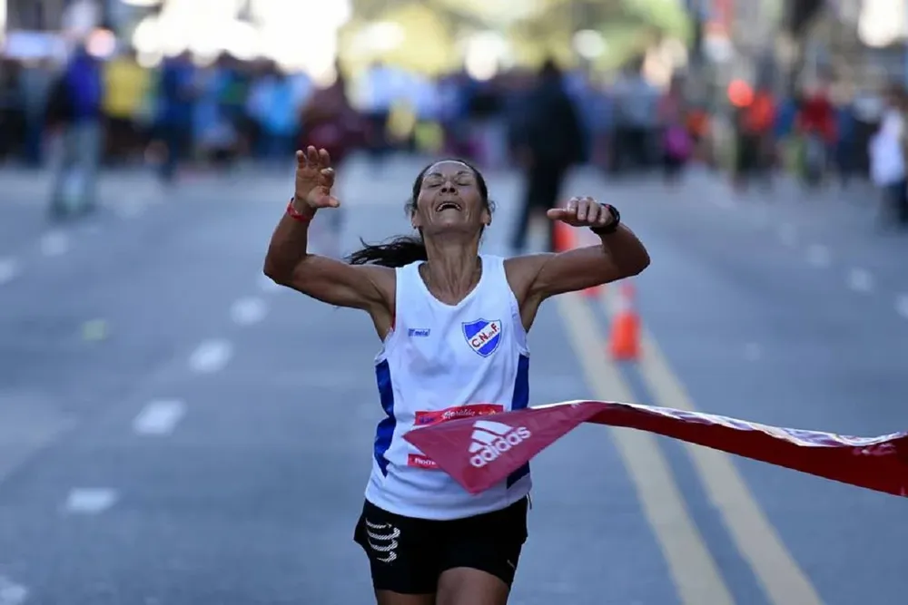 Nelly Portillo al ganar la Maratón de Montevideo
