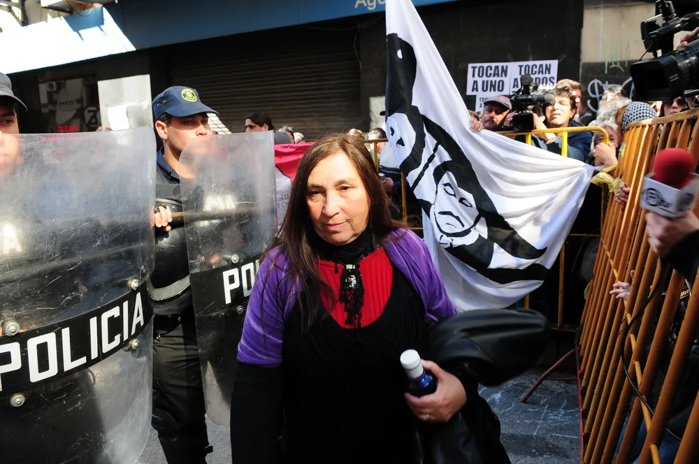 Foto de 2013, de una concentración afuera del juzgado penal donde se procesó con prisión a los radicales acusados de causar disturbios en la SCJ