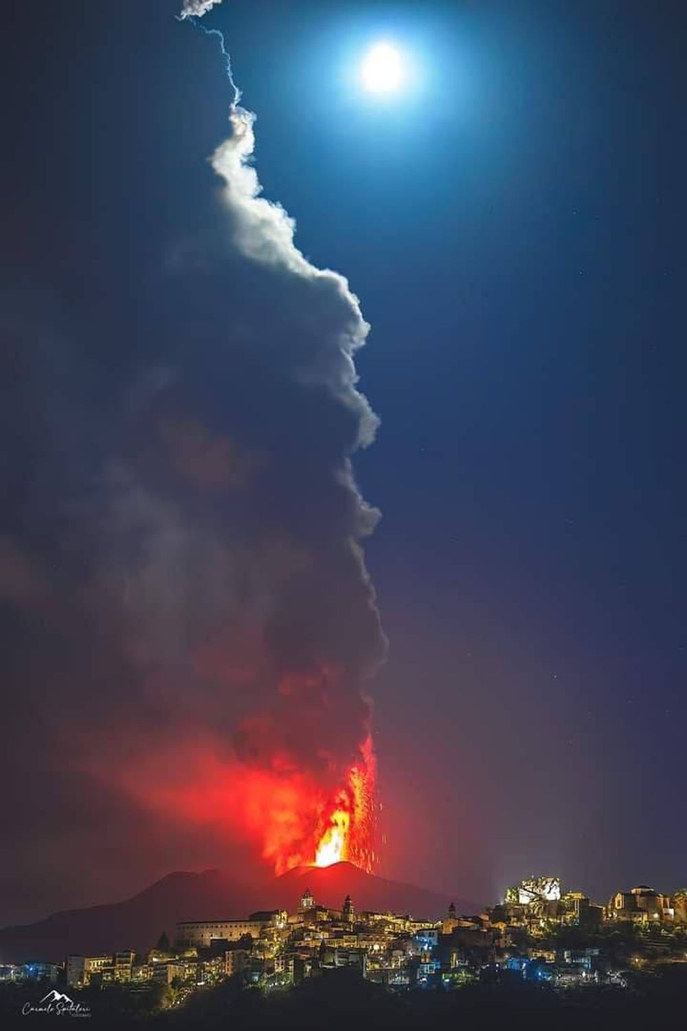 La columna de cenizas del Etna alcanzó los 6.000 metros de altura, afectando a localidades cercanas. &nbsp;