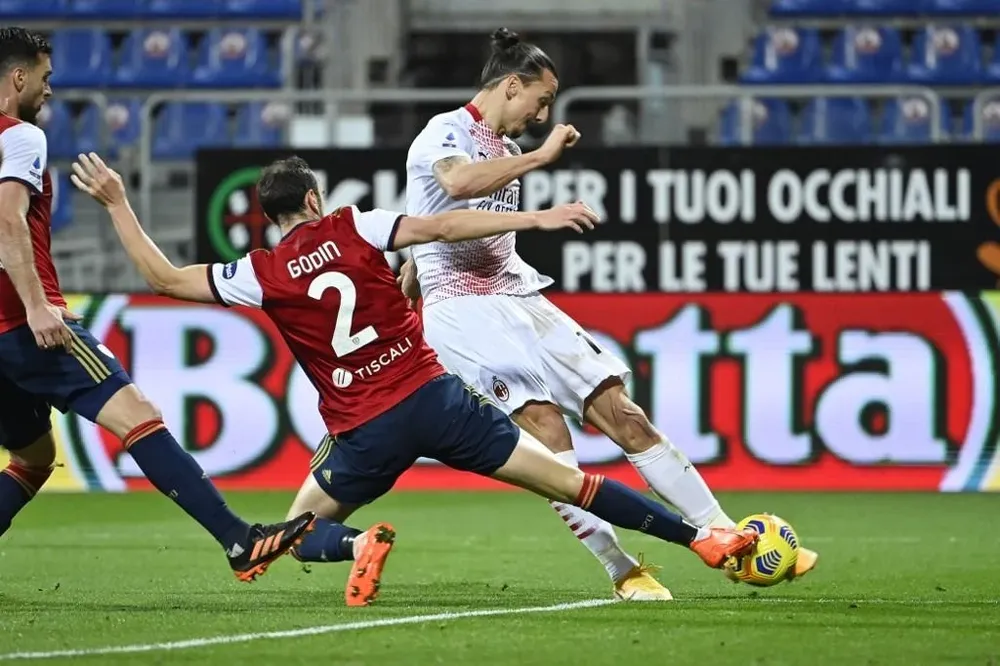 Godín marcando a Zlatan