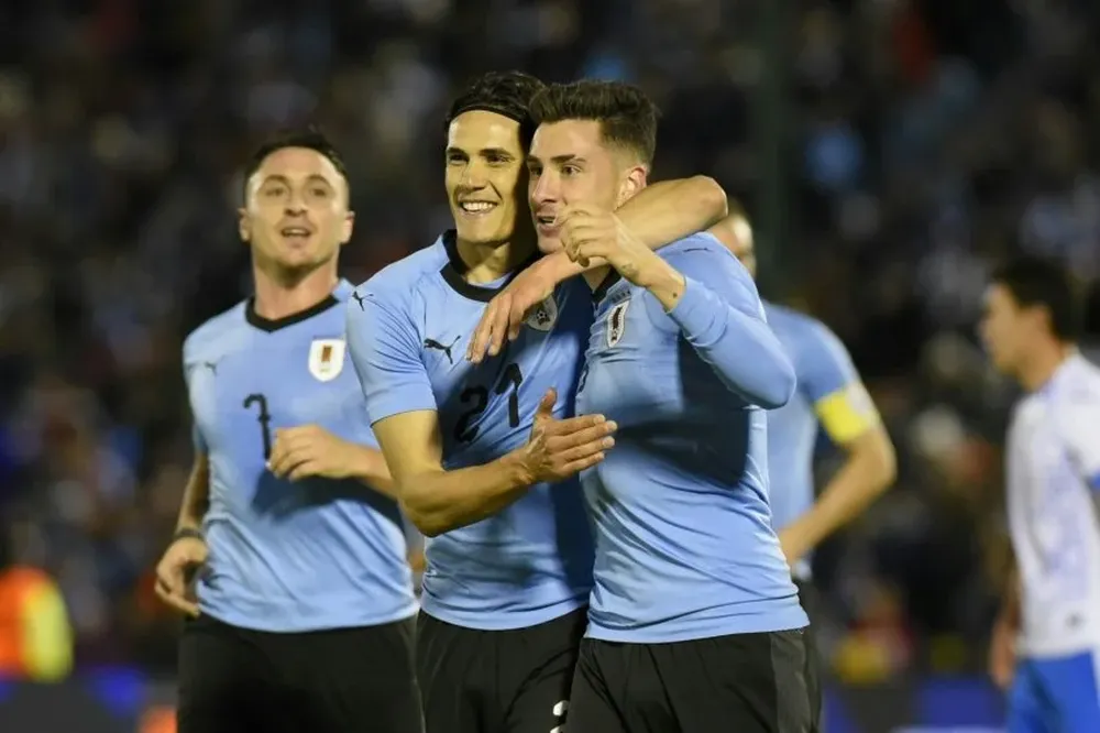 El festejo de Cavani y Cebolla Rodríguez con Giménez,autor del tercer gol